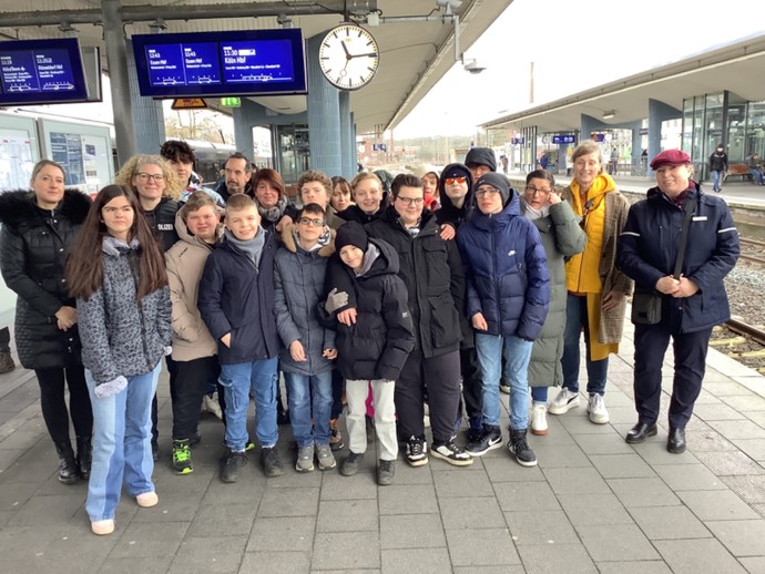 Gruppe von Personen am Gleis (vergrößerte Bildansicht wird geöffnet)
