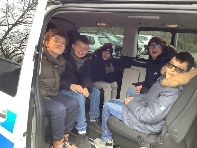 Schüler im Polizeiauto (vergrößerte Bildansicht wird geöffnet)