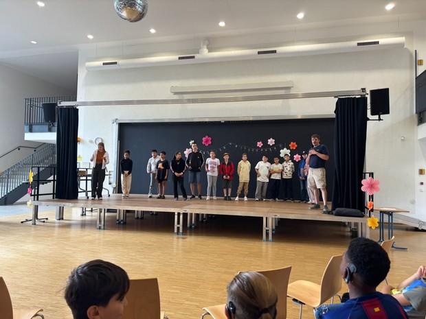 Schüler auf der Bühne Schüler auf der Bühne
