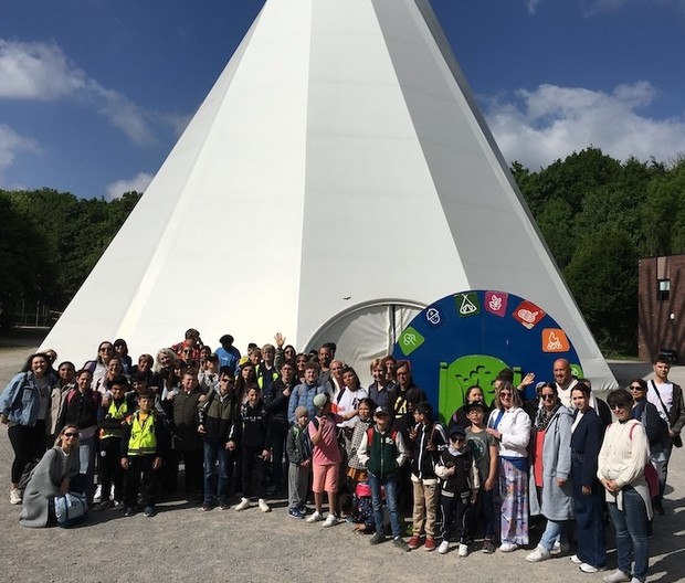 Personengruppe vor Tipi Personengruppe vor Tipi