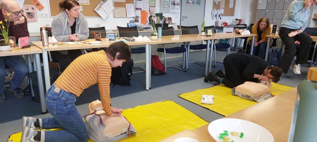 Lehrer üben Wiederbelebung