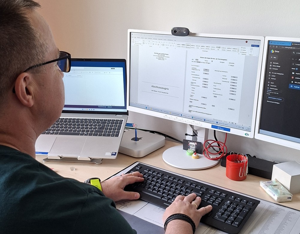 Der Schulverwaltungsassistent beim Arbeiten am PC.