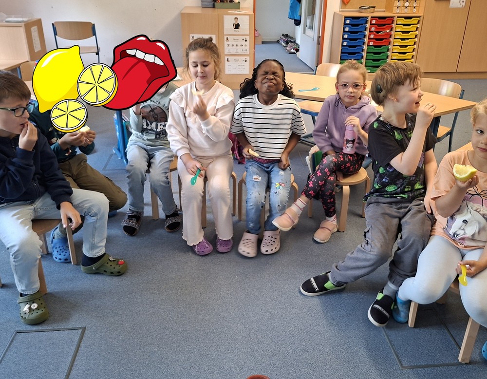 Die Kinder probieren saure Zitronen.