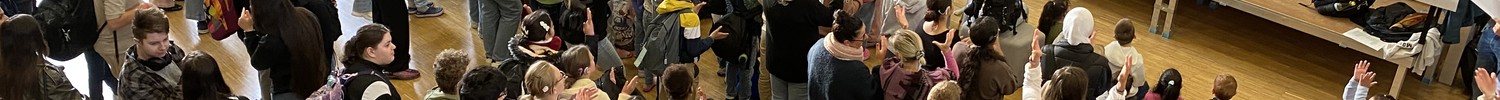 Forum voll mit Menschen