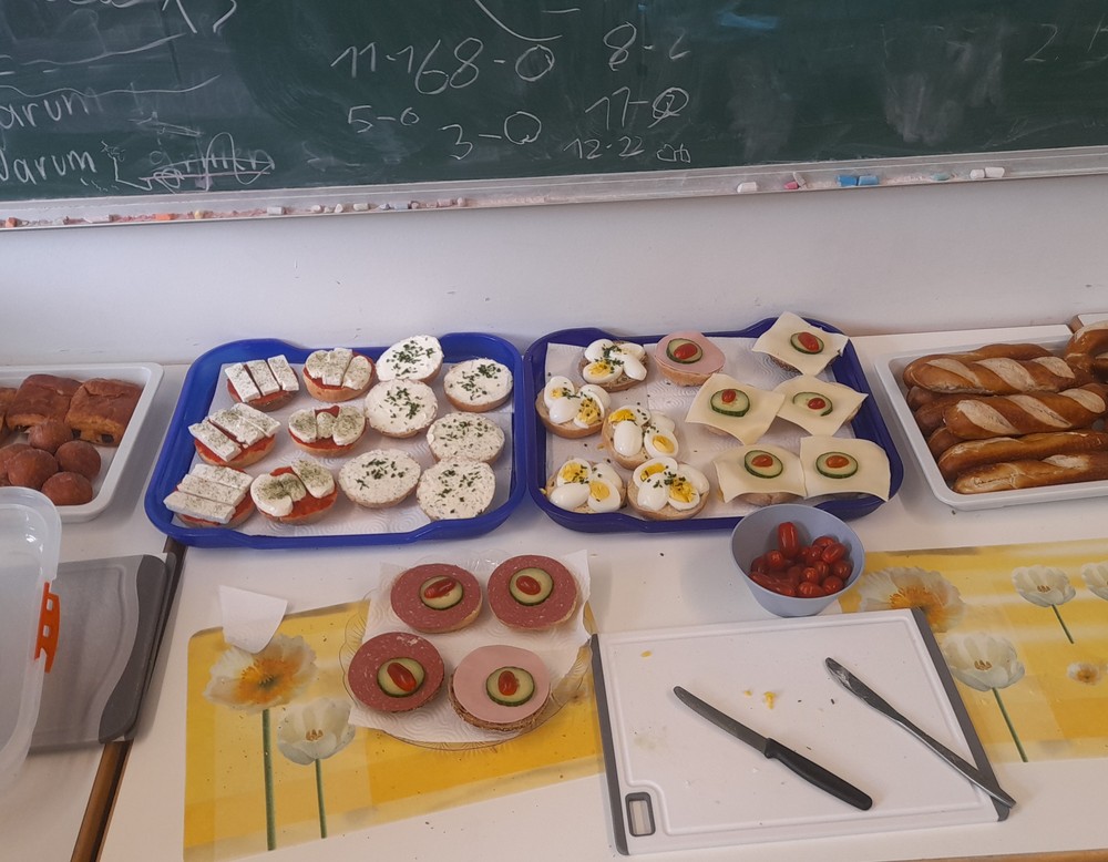Belegte Brötchen etc. vom Schülerkiosk.