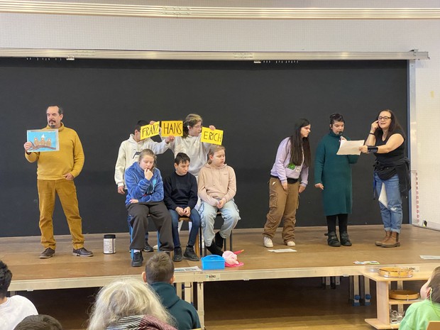 Bühne mit Schülern